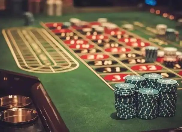 p828 platform sections showing sports betting, slots and live casino on mobile